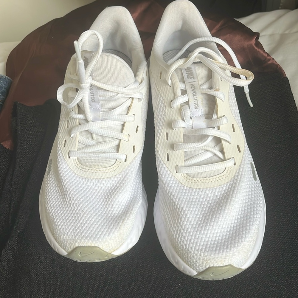 Nike Revolution